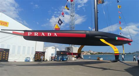 Luna Rossa tocca l'acqua a Cagliari 